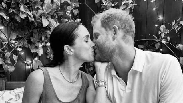 Meghan Markle besando a su marido, el Príncipe Harry