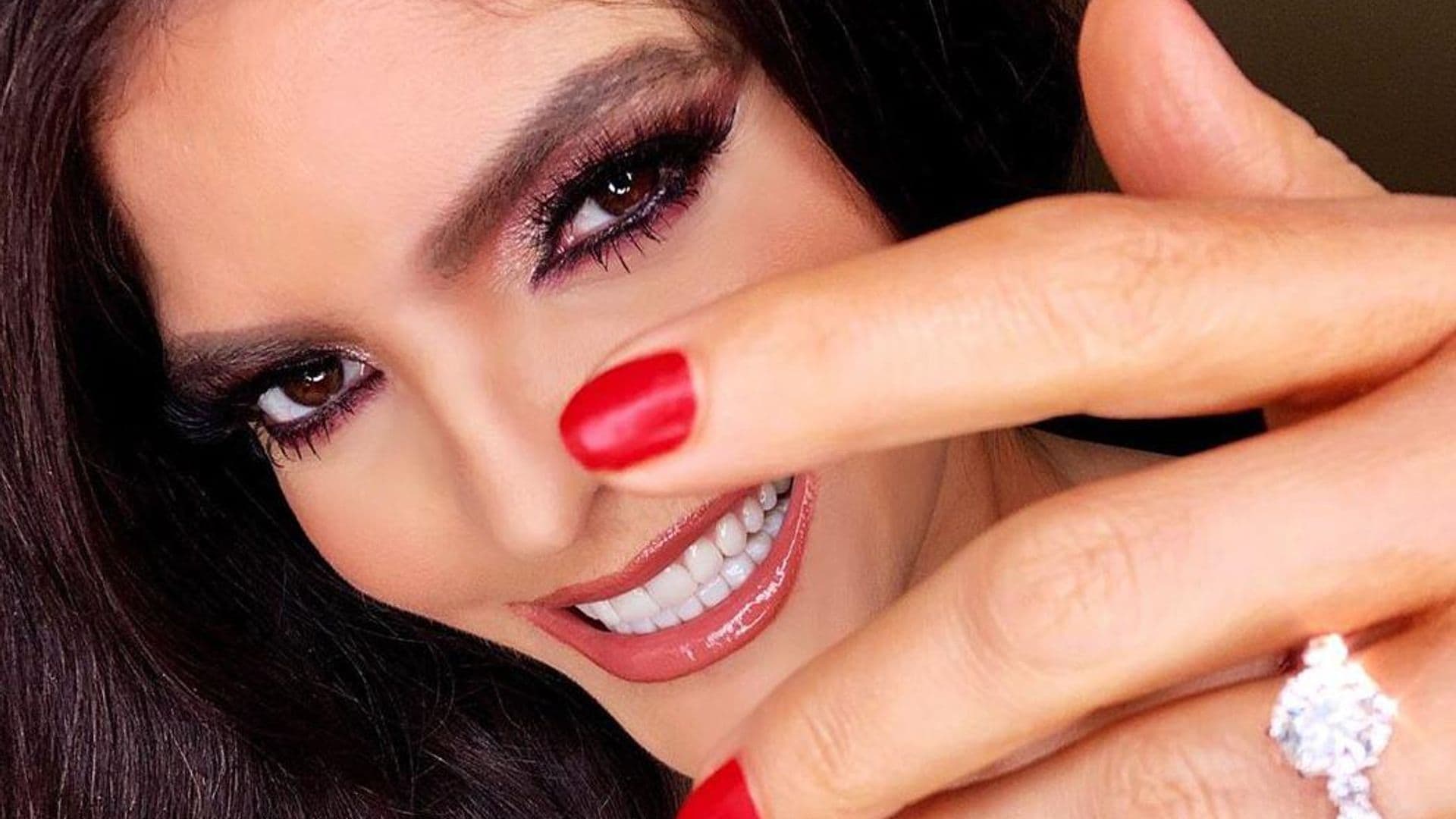 ‘¡Dije que sí!’, Ana Bárbara anuncia su compromiso y presume su anillo