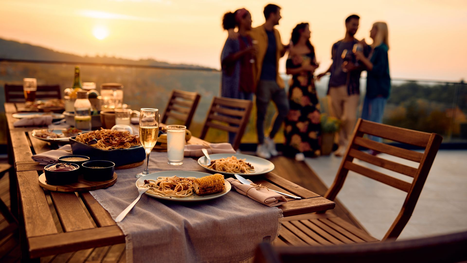 Mesa cena de verano al atardecer