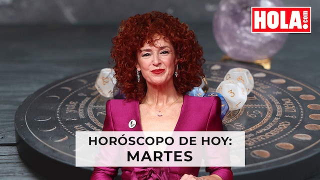 Marta Belenguer con la rueda del zodiaco de fondo 