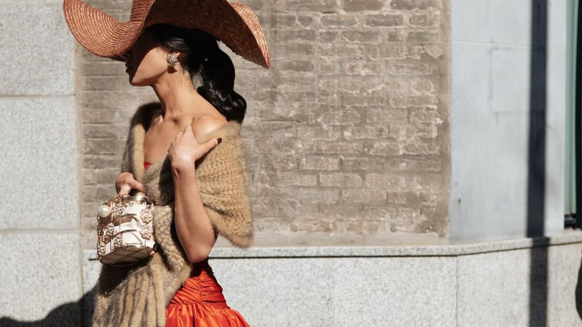 "En cuanto lo vi, supe que no quería ninguno más": Isabel, la invitada que combinó un vestido rojo con pamela XL y estola de visón 