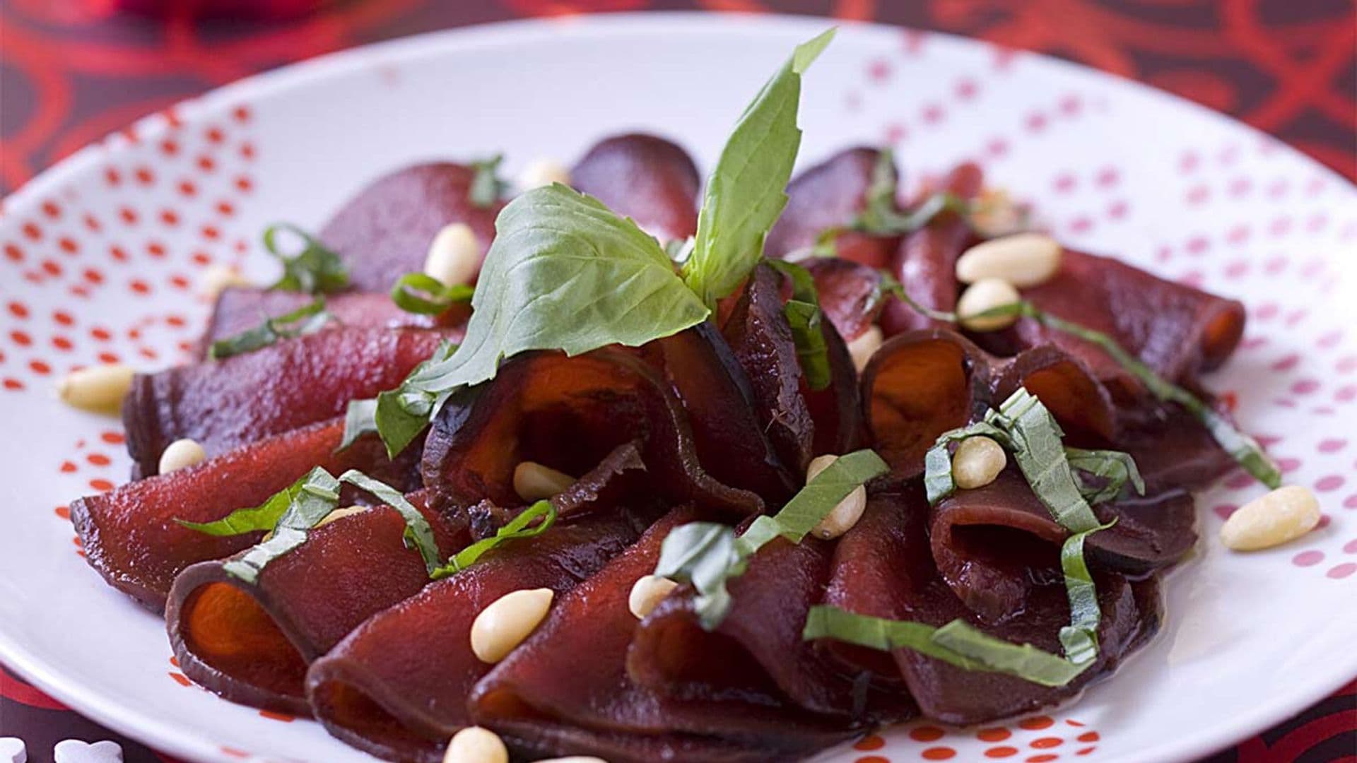 'Carpaccio' de remolacha con piñones y albahaca
