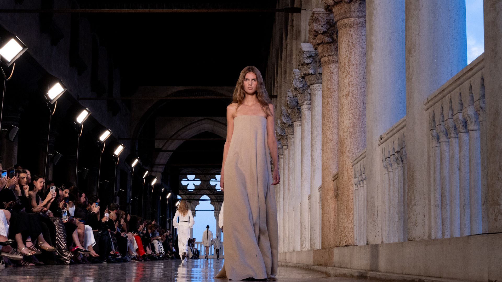 Max Mara recrea prendas de hace 40 años para su espectacular desfile en el Palazzo Ducale de Venecia