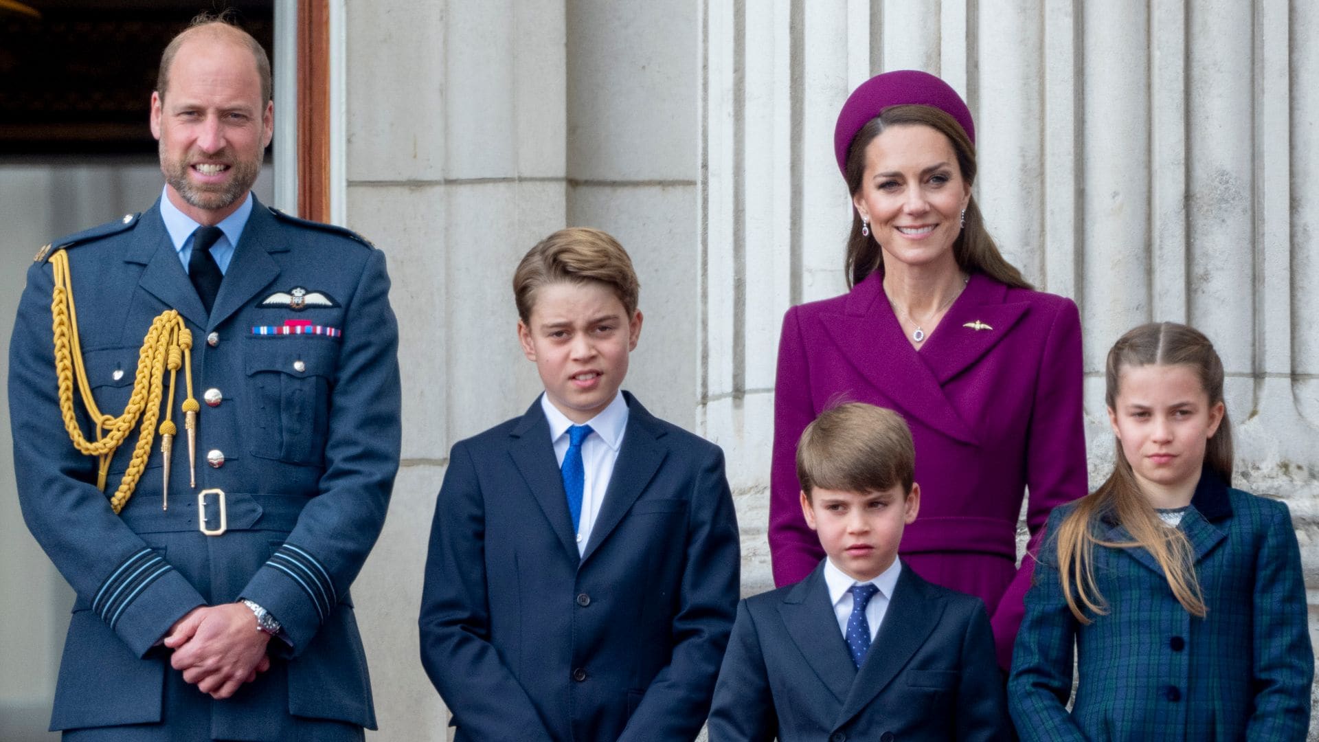 Guillermo, Kate y sus hijos viendo el desfile desde el balcón del Palacio de Buckingham el 5 de mayo de 2025