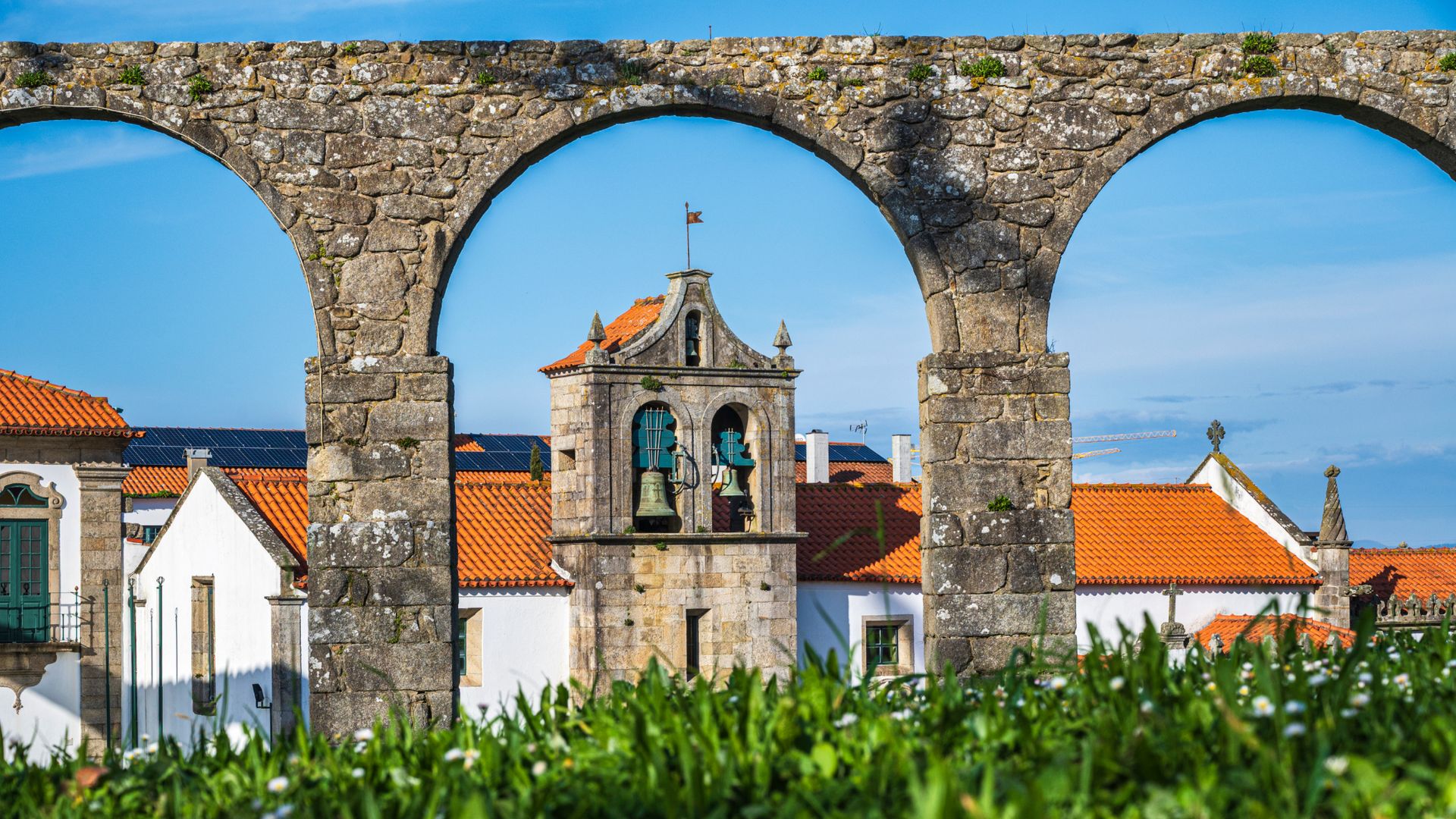 Así es la villa portuguesa a las puertas de Oporto con un monasterio de lujo, acueducto y una estrella Michelin bajo tierra