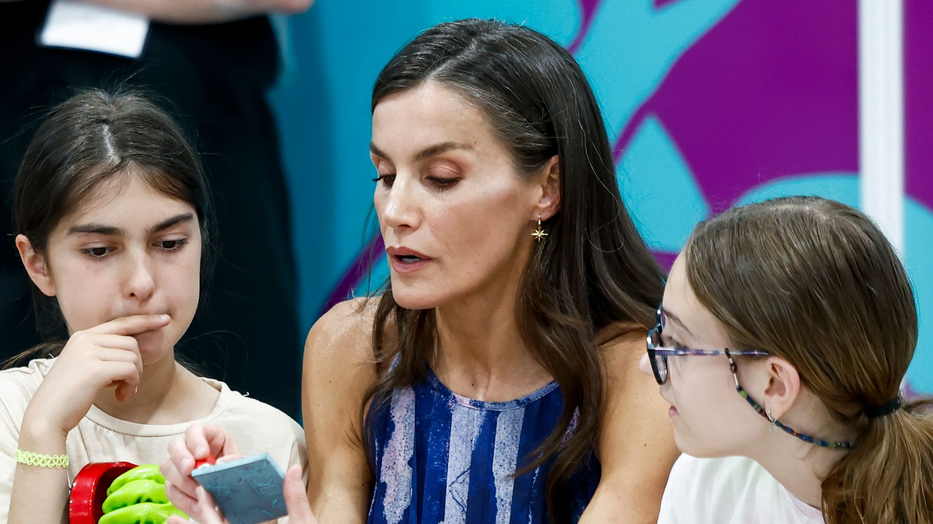 La divertida conversación de la reina Letizia con unos niños sobre su radio escolar y su consejo: "¿Hay algo mejor?"