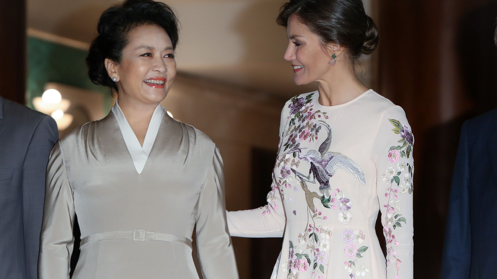 Conoce a Peng Liyuan, la primera dama china que recibe a Letizia: cantante de ópera y general del Ejército