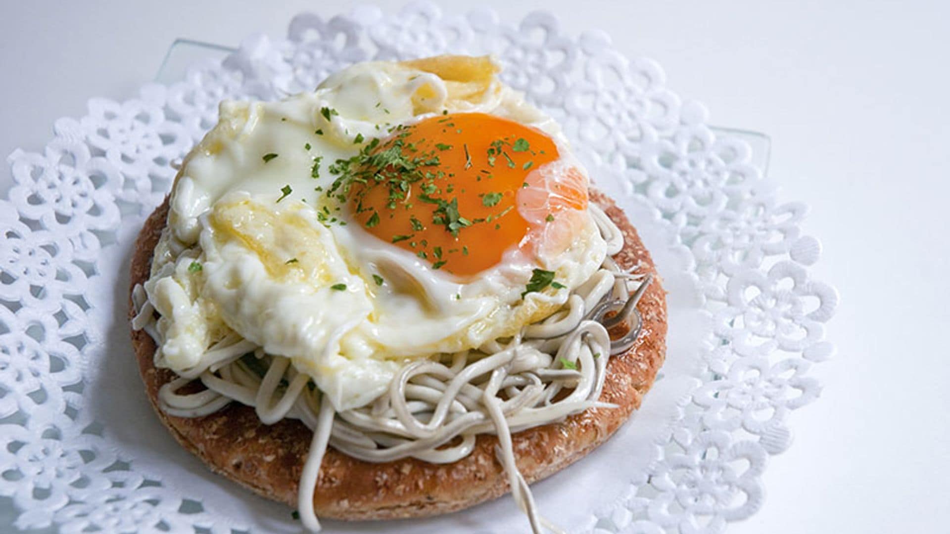 Tosta de gulas con huevo