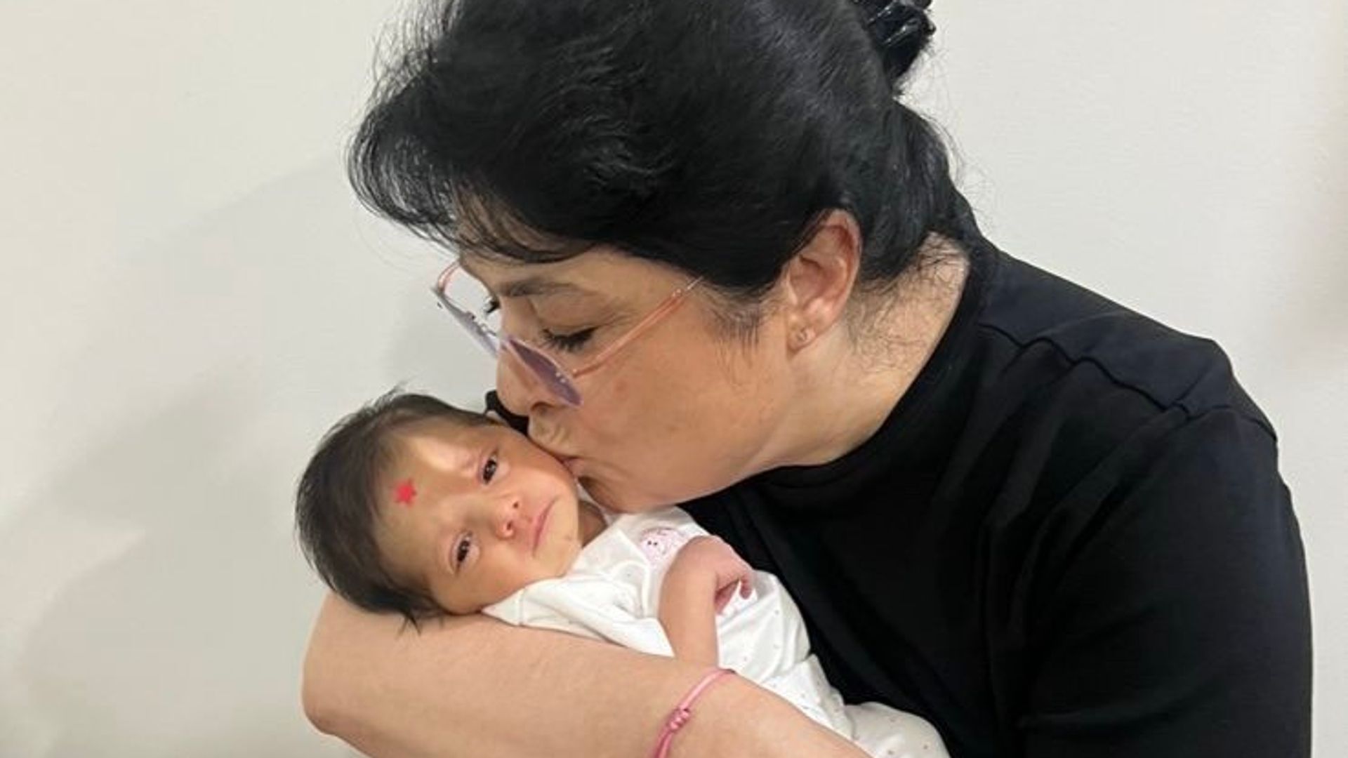 Victoria Ruffo habla del por qué no ha podido ver a su nieta Tessa | ¡HOLA!