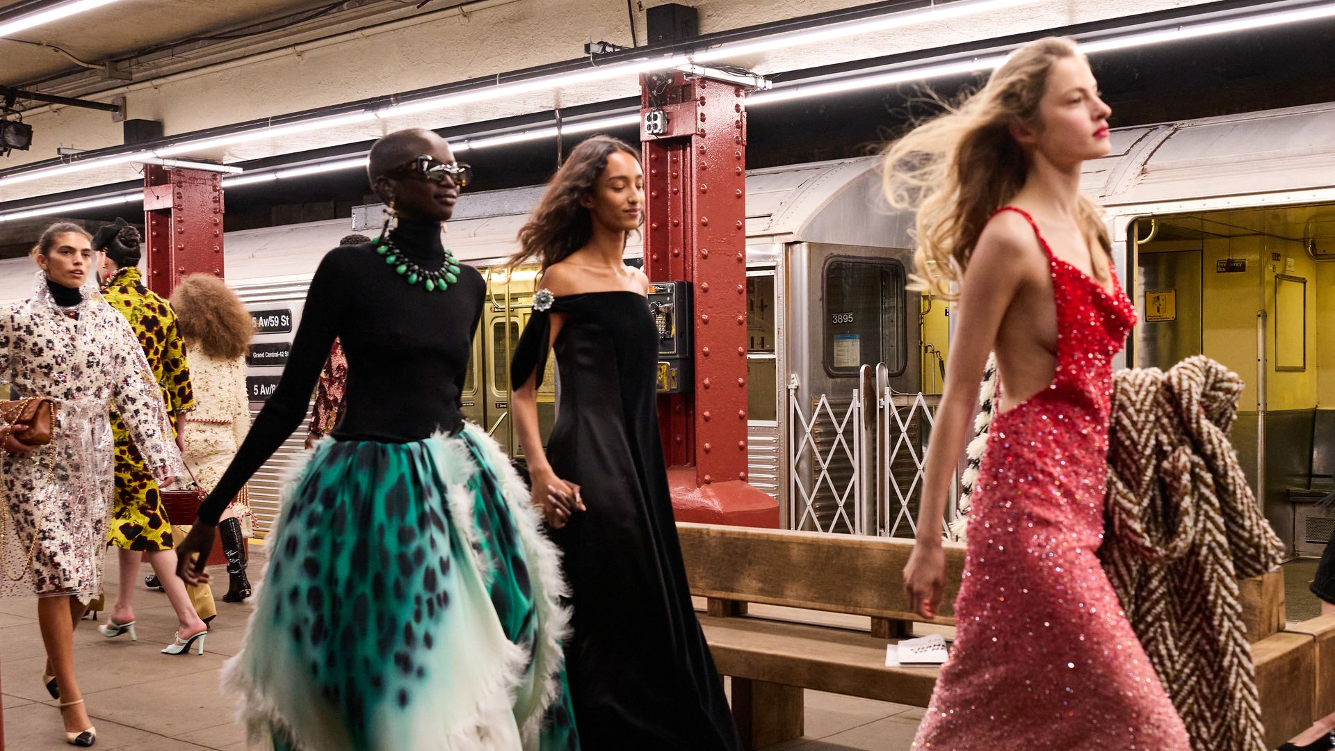 Un metro abandonado, personajes neoyorquinos y artesanía sublime: así reescribe Matthieu Blazy la historia de Chanel