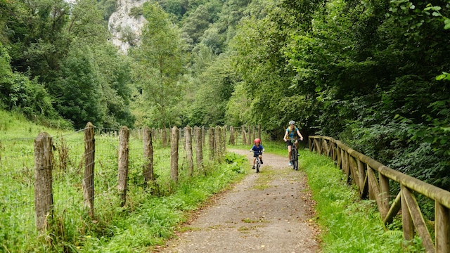 Ciclismo en familia en la Vía Verde de la Senda del Oso, en Asturias
