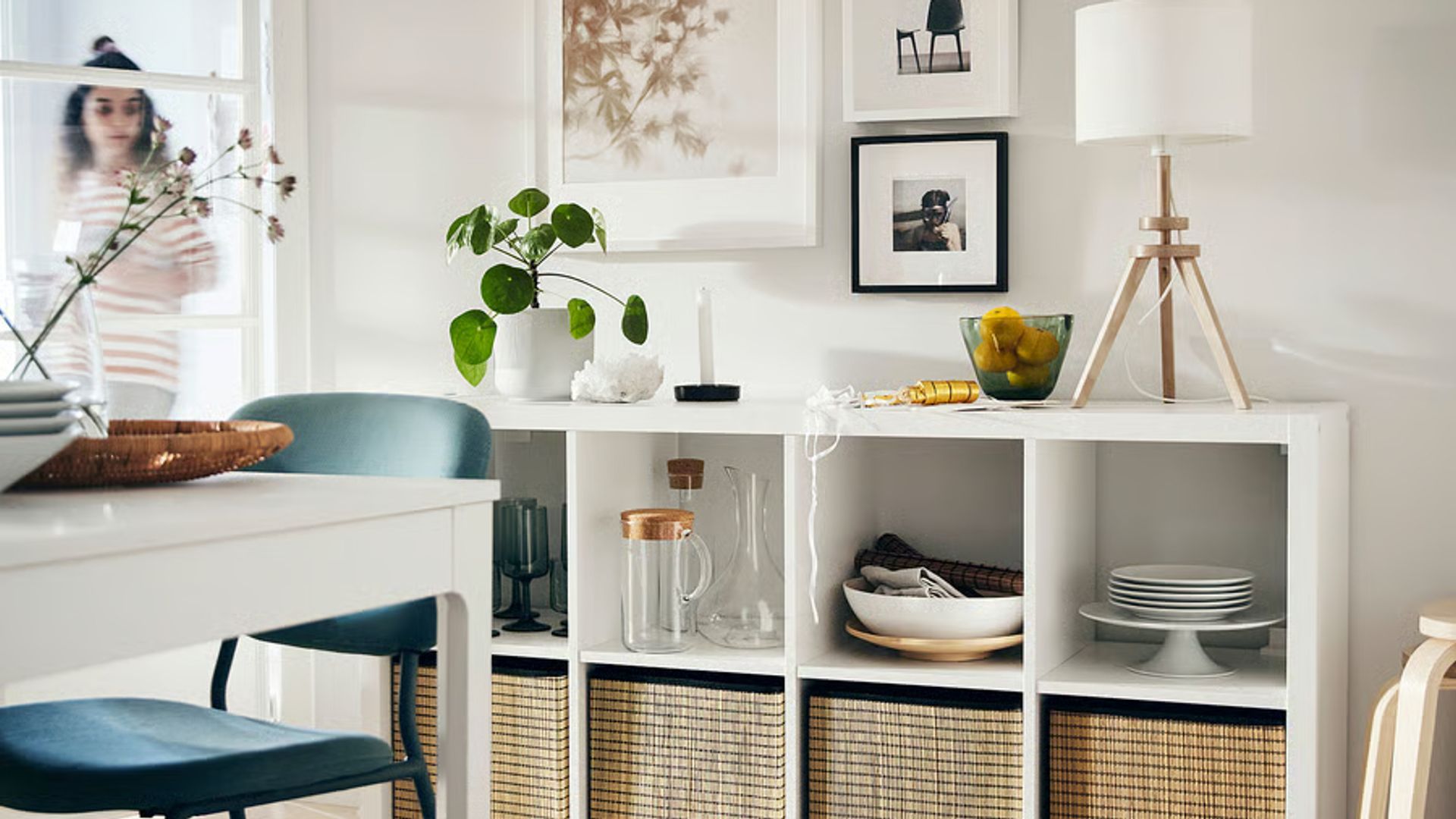 Salón-comedor de IKEA en tonos blancos y 'beige'.