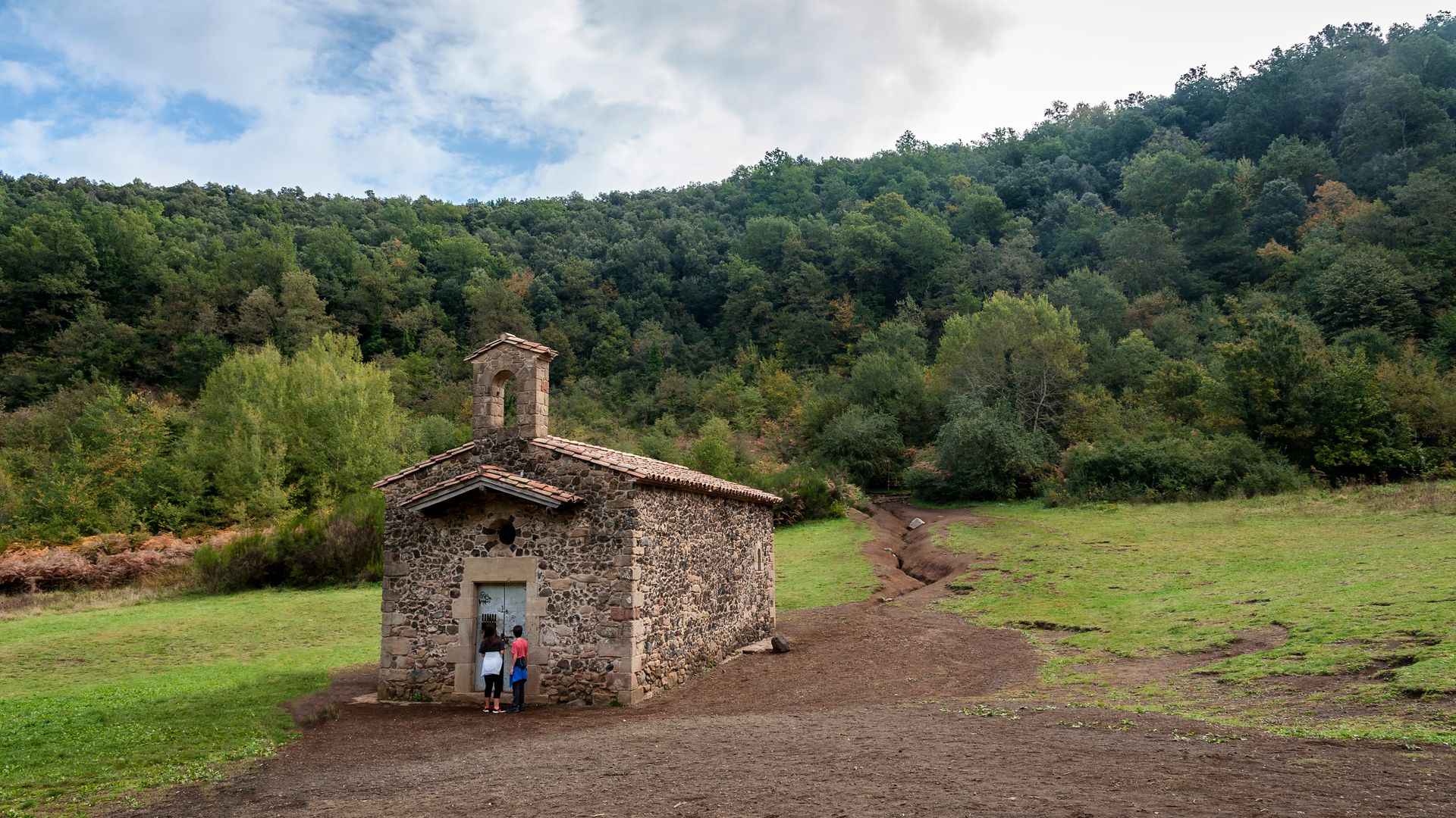 Iglesia medieval de Santa Margarida, volcán, Garrotxa, Girona
