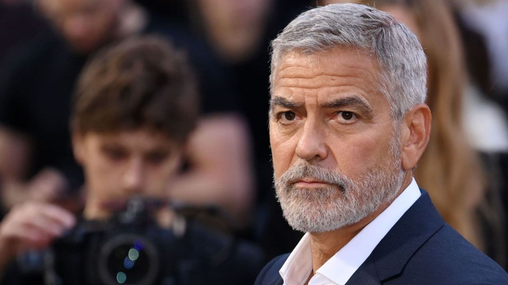 George Clooney explica cómo fue su adolescencia con parálisis de Bell