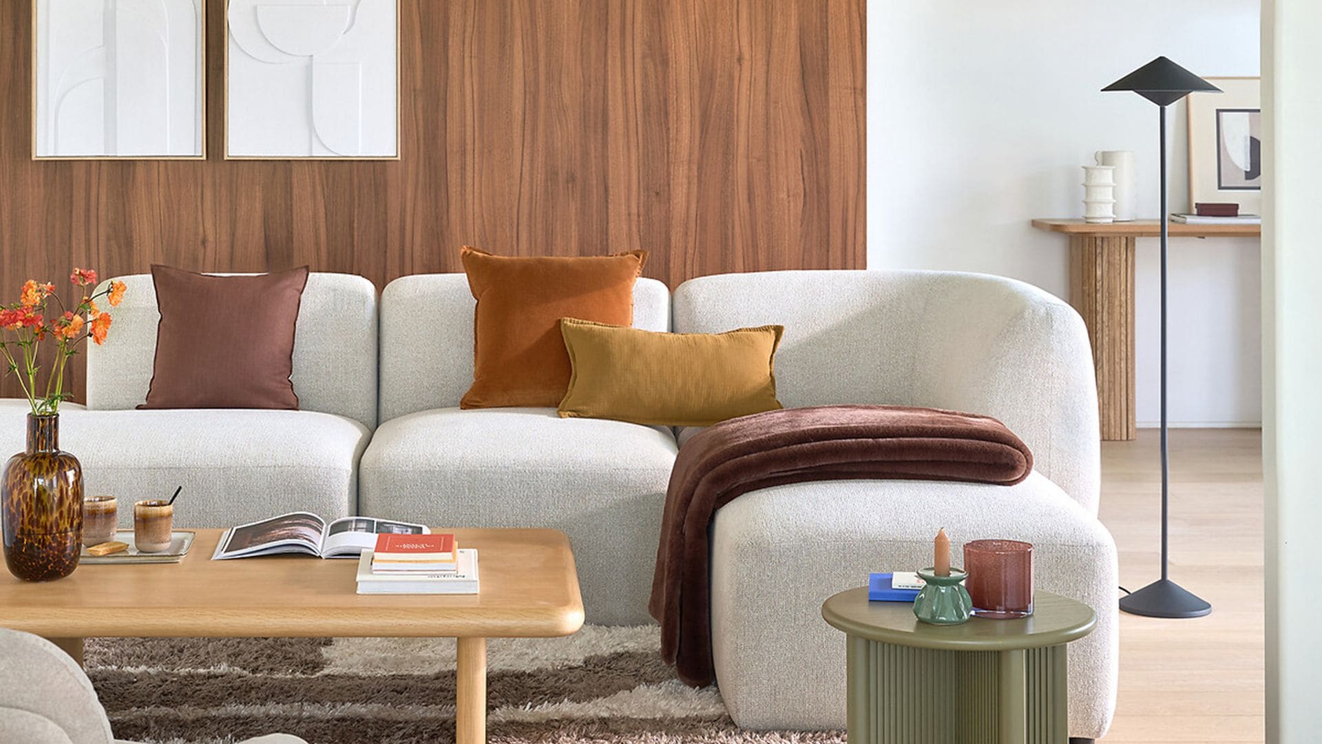 Salón decorado en tonos tierra con notas de color