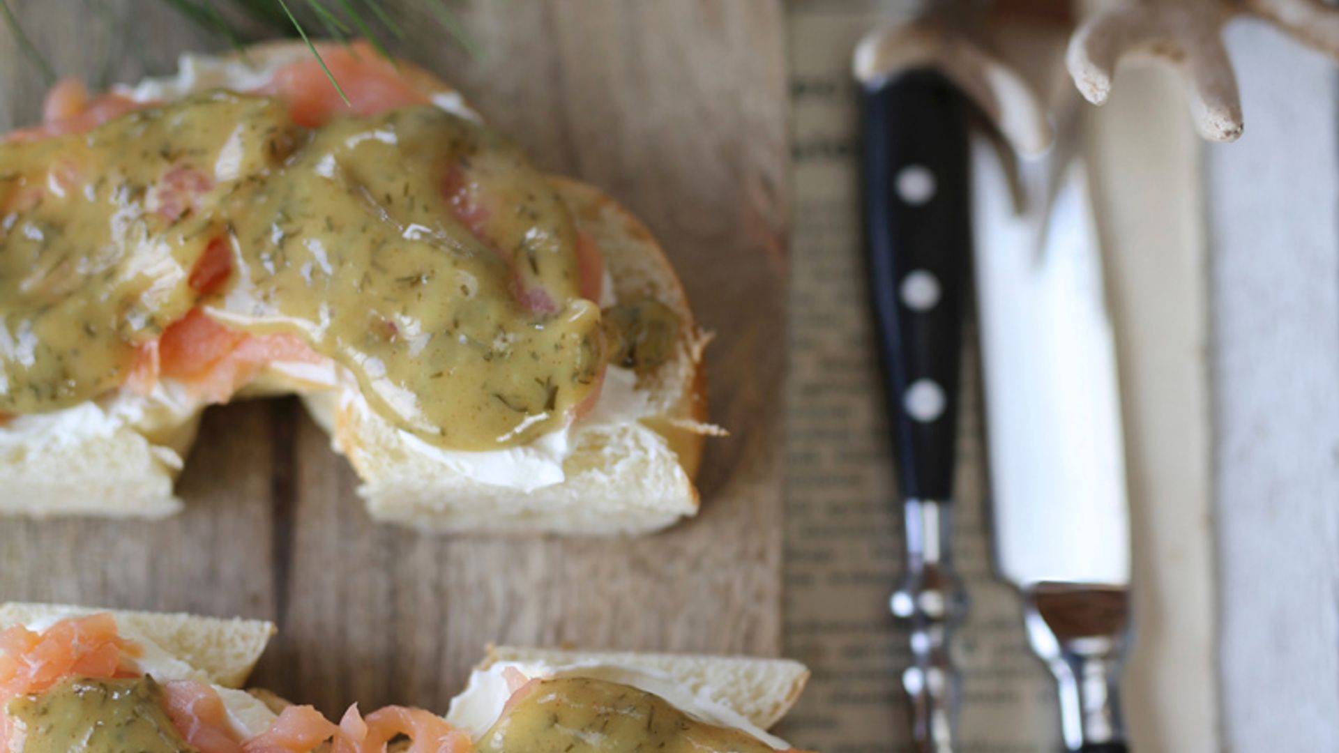'Bagels' con queso crema, salmón ahumado y mostaza