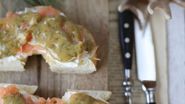 bagel queso crema mostaza salmon