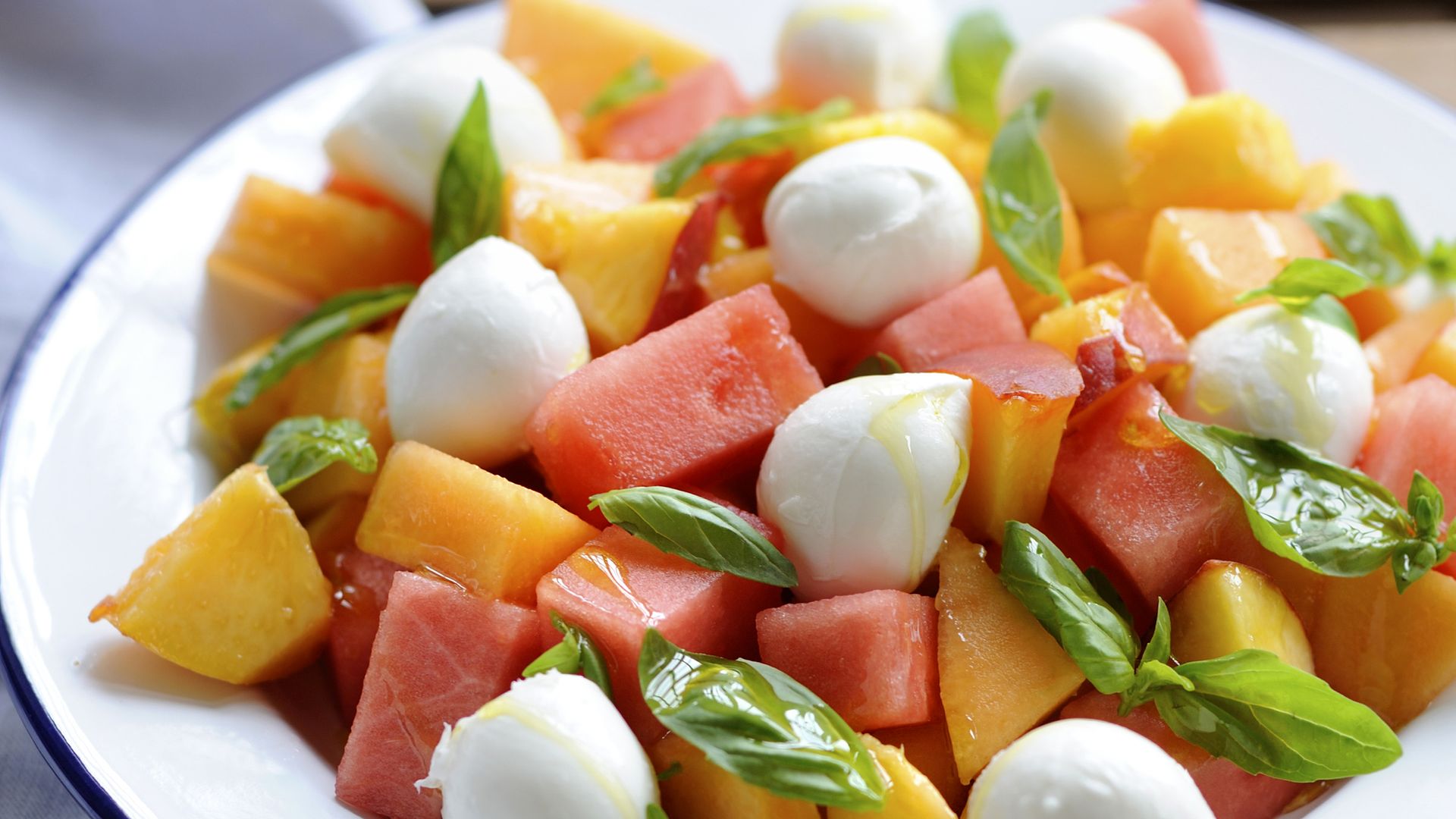 10 ensaladas frescas, ligeras y deliciosas con sandía o melón como ingrediente estrella