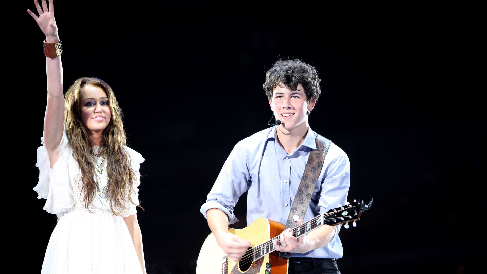 El triángulo amoroso de Miley Cyrus, Selena Gómez y Nick Jonas hace dos décadas y el look que resuelve muchas incógnitas