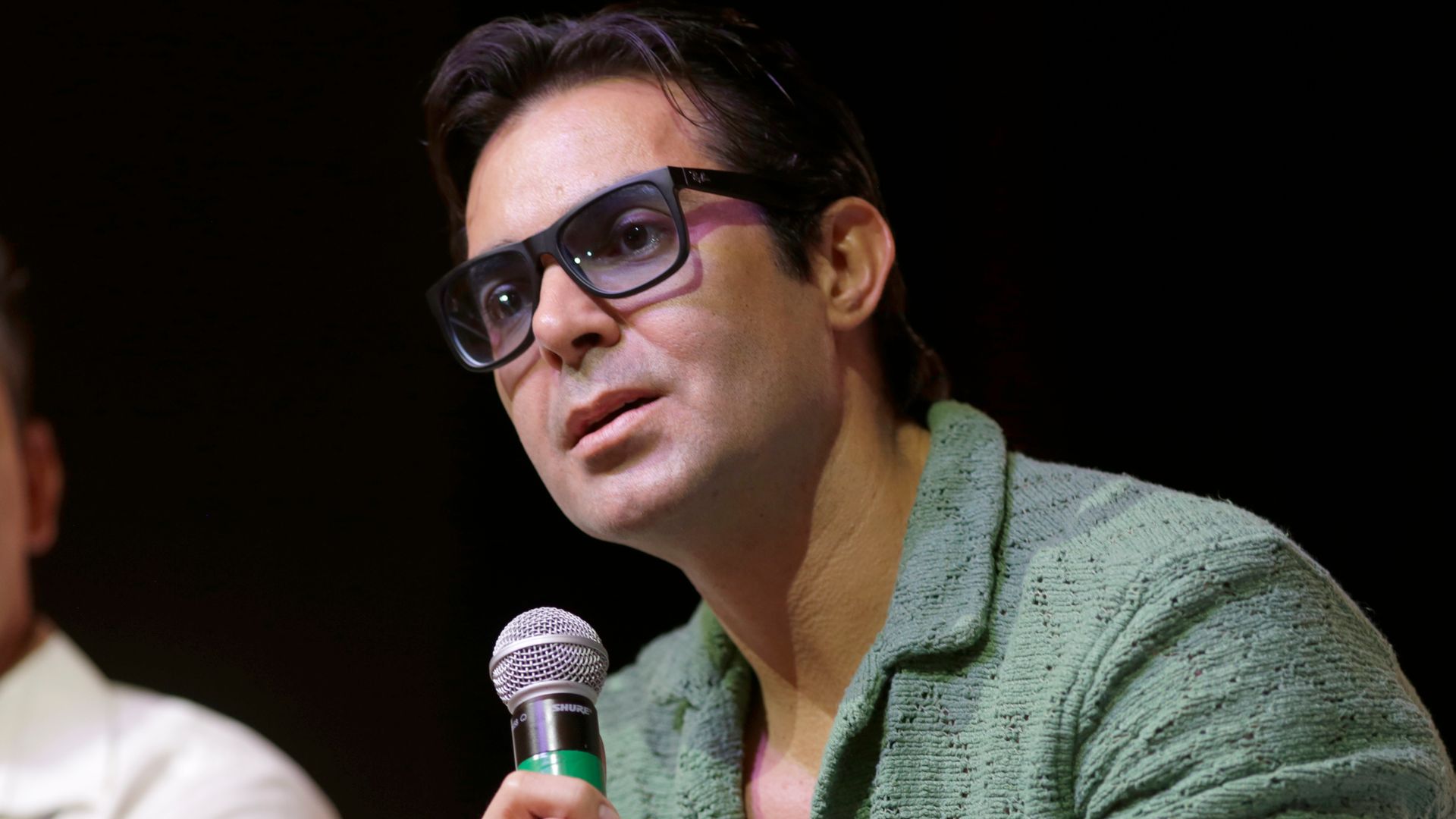 Ernesto D'Alessio en una conferencia de prensa en Cancún, Mexico.