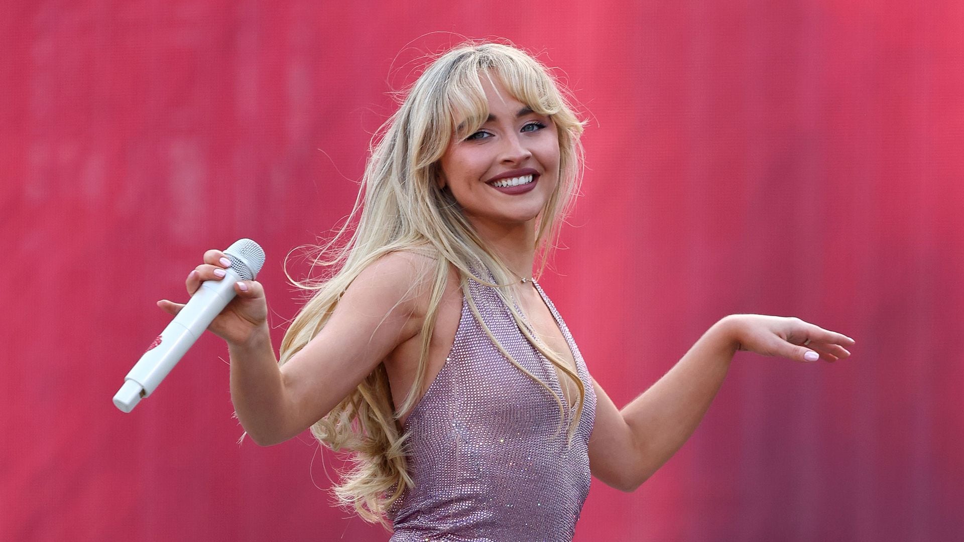 El truco de Salma Hayek y Sabrina Carpenter para ganar altura
