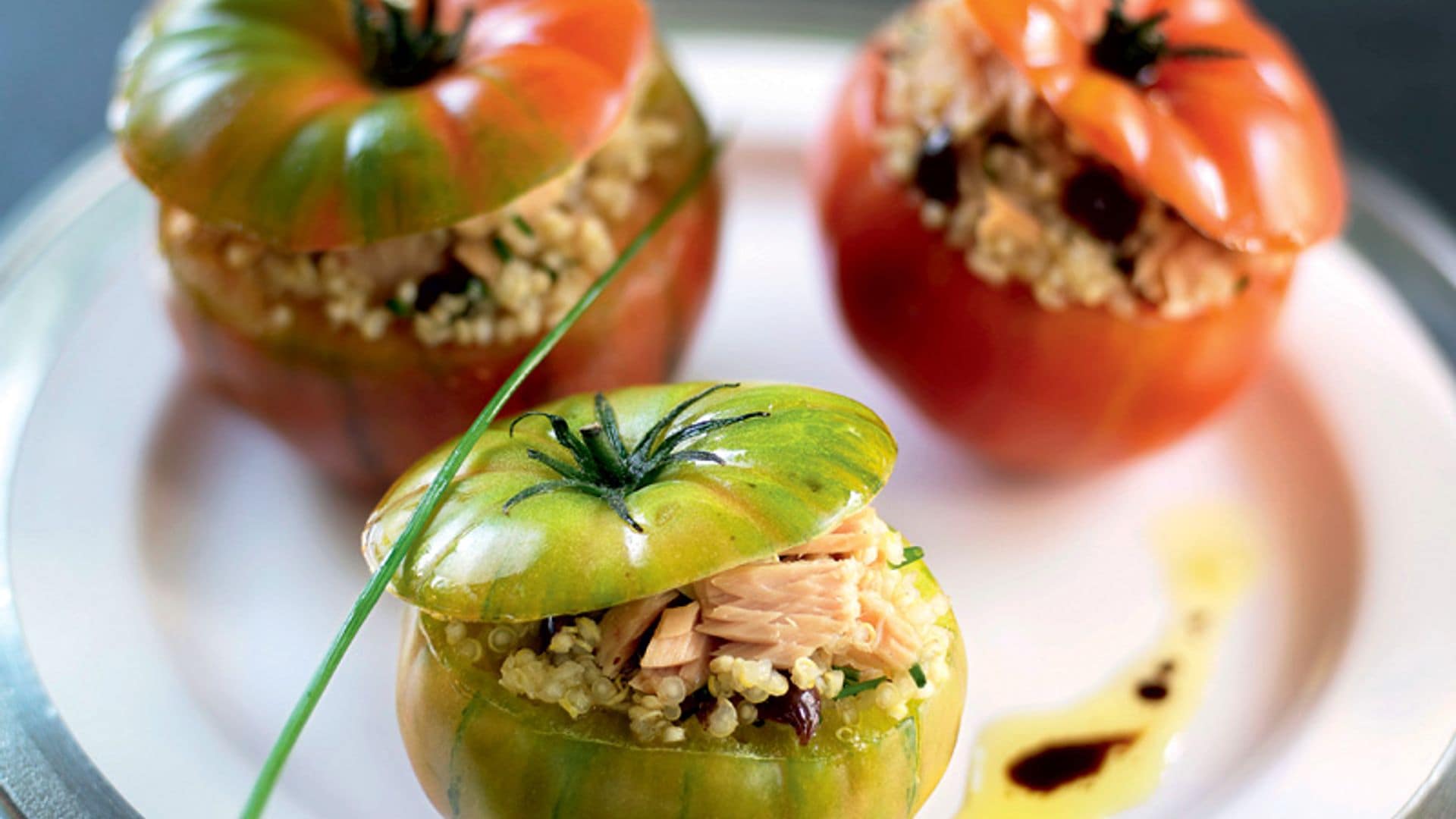 Tomates raf rellenos de ensalada de quinoa