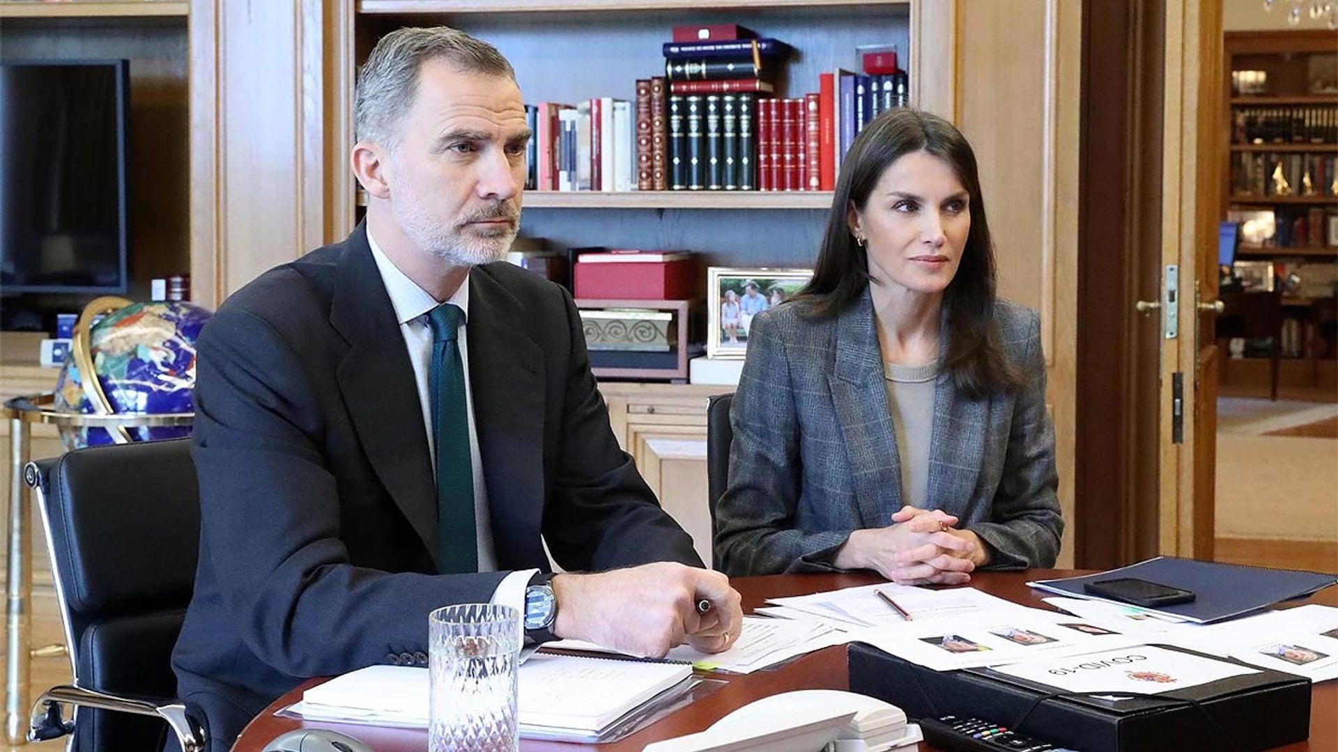 La Reina se preocupa por la situación de la mujer gitana y el Rey manda ánimos a las cofradías andaluzas