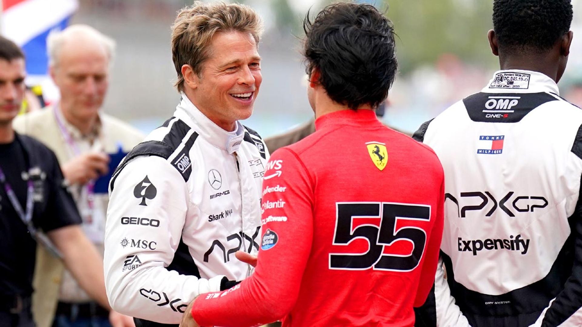 Brad Pitt hace 'buenas migas' con Carlos Sainz Jr. y Javier Bardem en el Gran Premio de Gran Bretaña de Fórmula 1