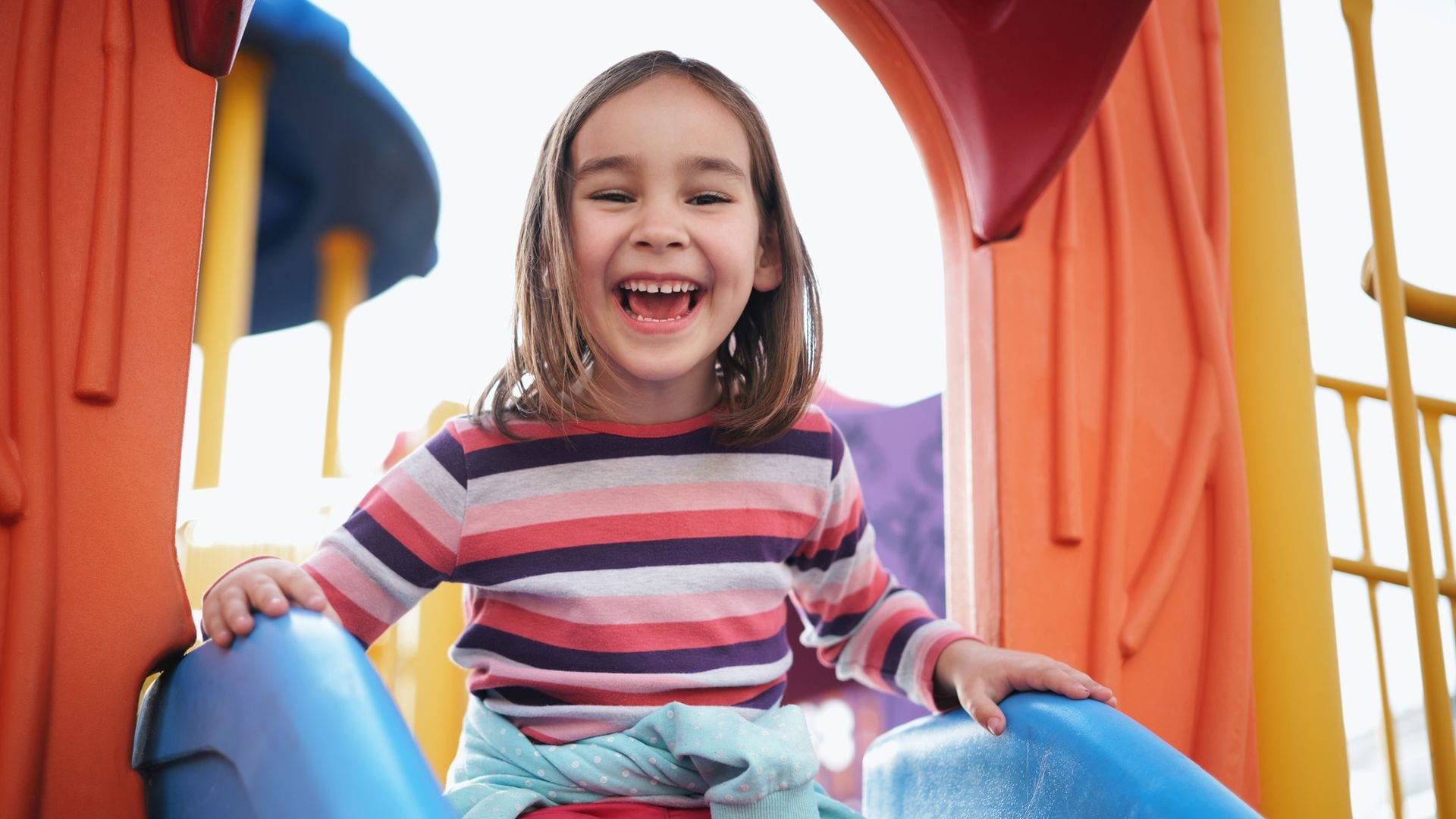 Niña juega en el parque