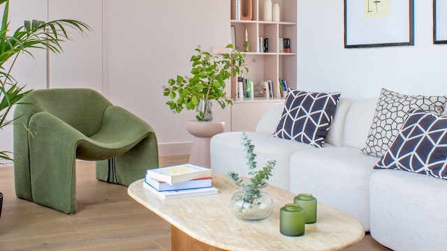 Salón moderno con muebles curvilíneos y color