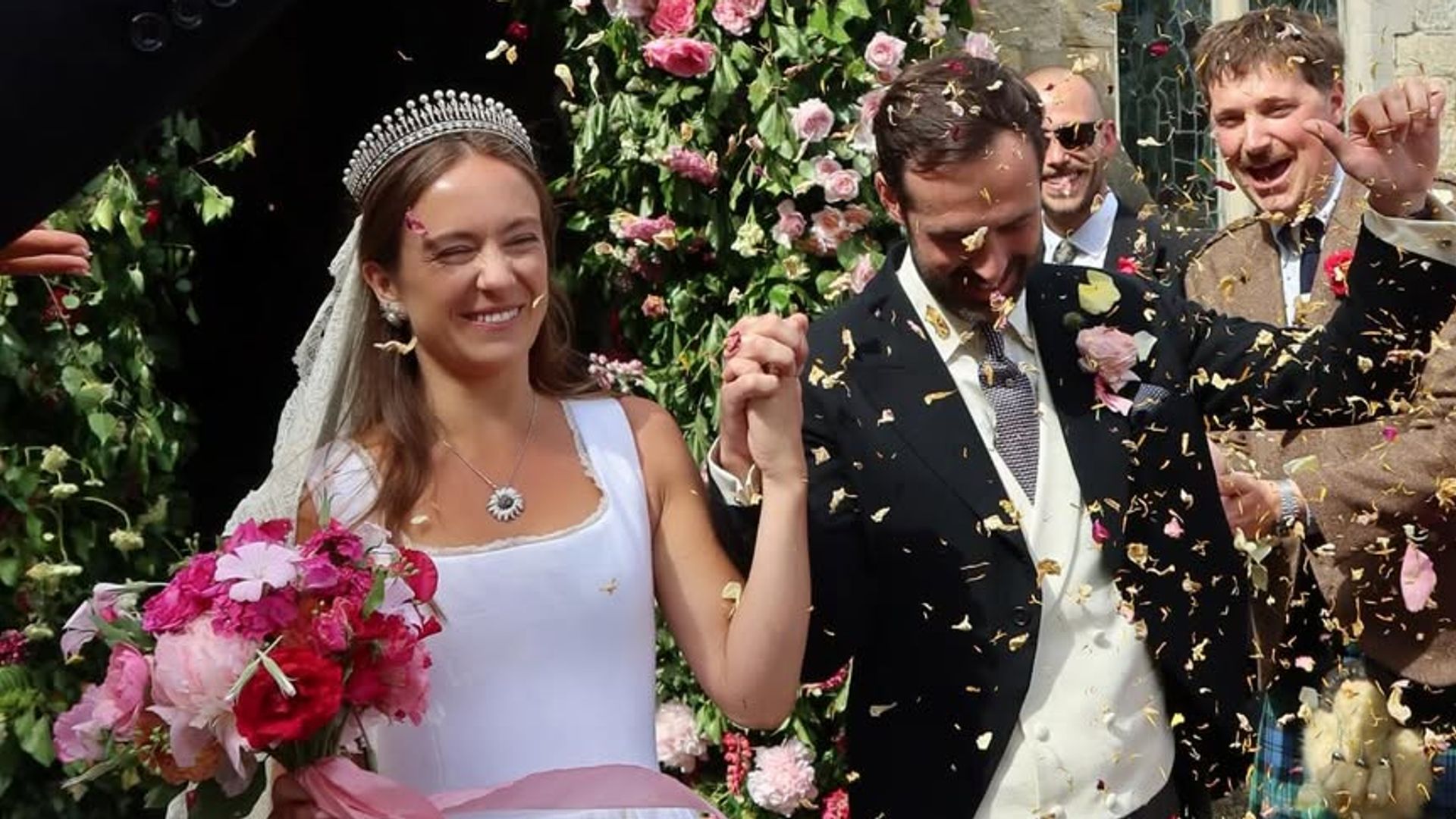 Lady Marina Windsor se casa con un vestido de novia romántico, el velo antiguo con encaje de los Habsburgo y la tiara histórica de perlas que perteneció a su bisabuela