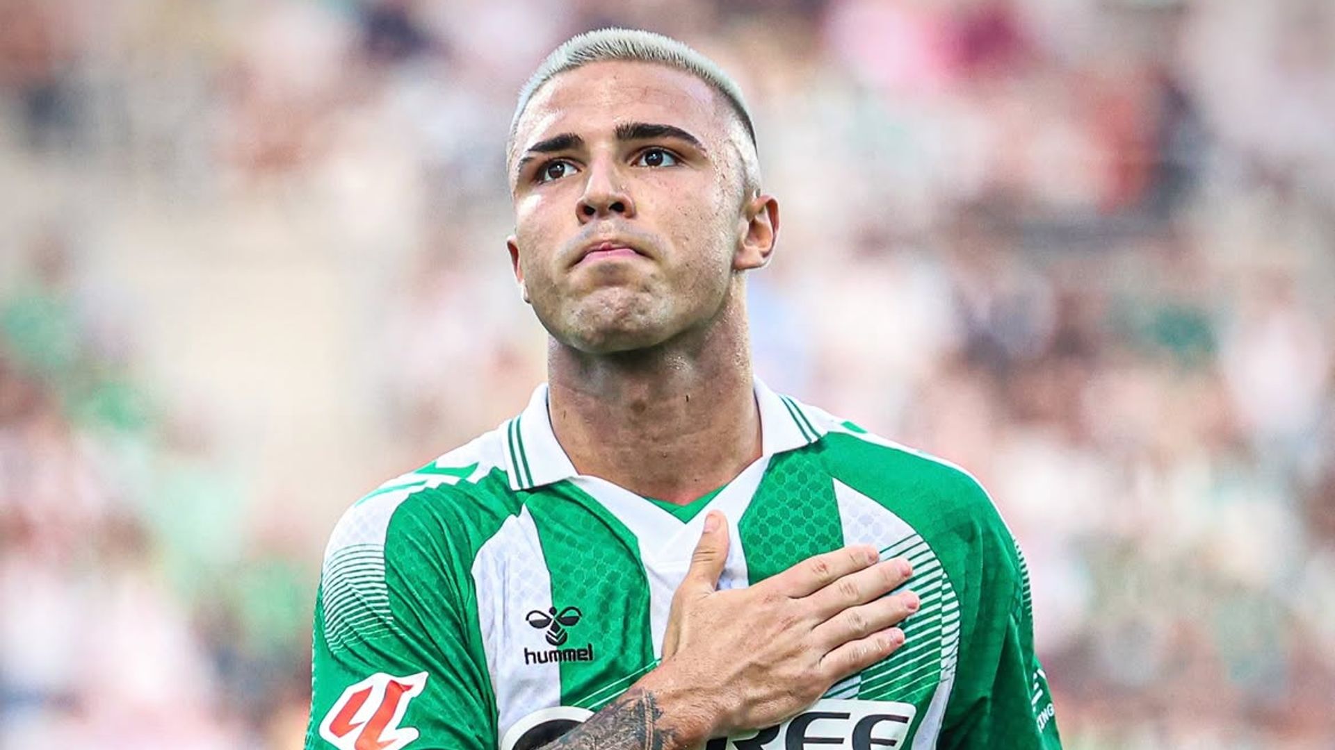 Pablo García no pudo contener las lágrimas al abandonar la Ciudad Deportiva Luis del Sol después de recoger sus pertenencias y despedirse del Betis, el club en el que se ha formado