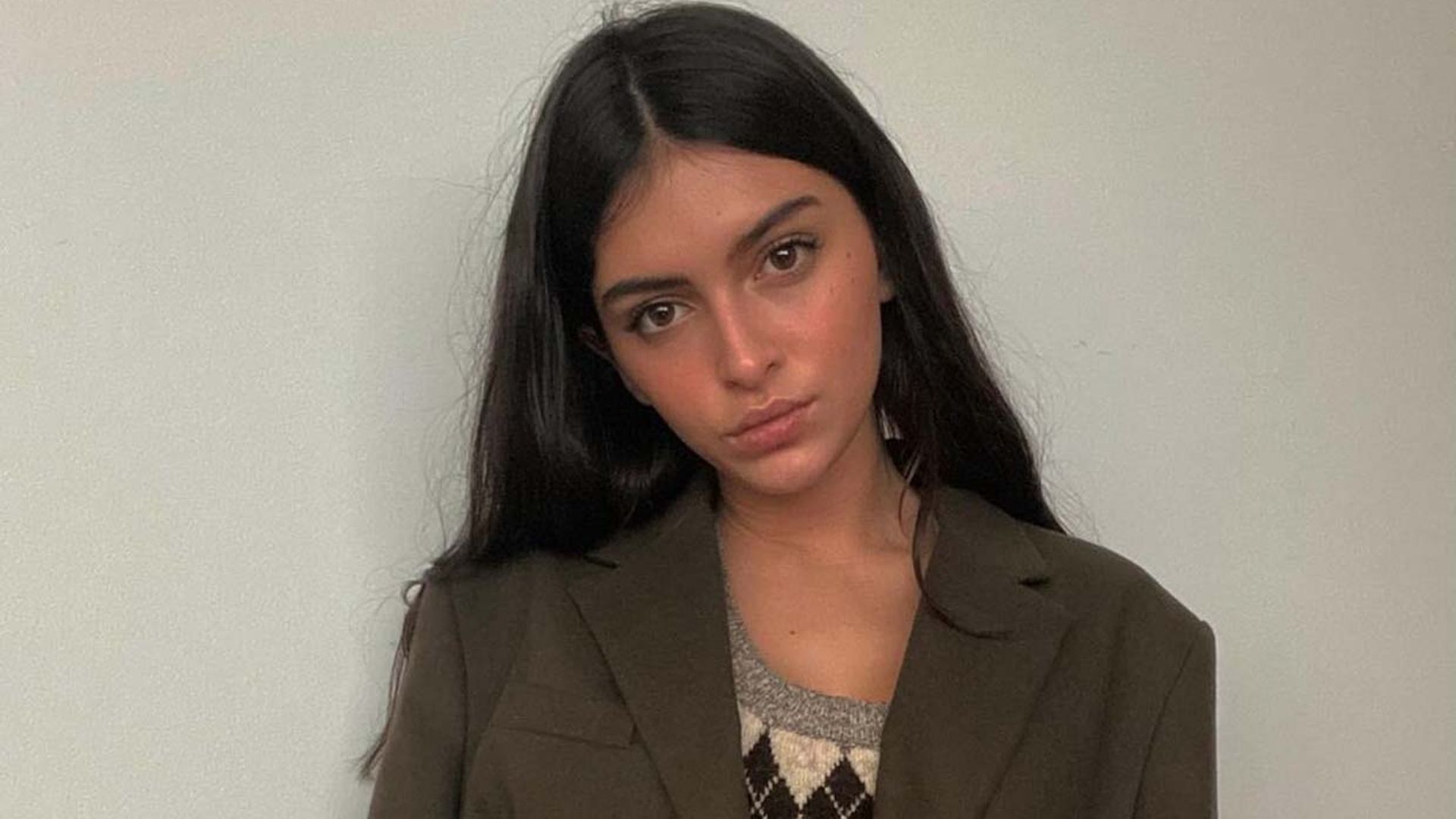 El vestido de punto camel con el que Lucía Rivera une dos supertendencias