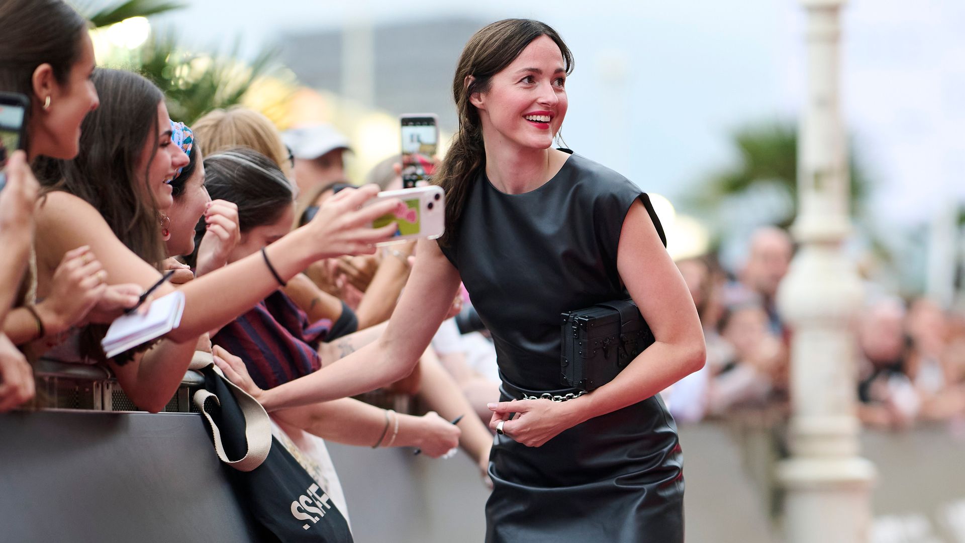De Renate Reinsve a Lorena Bernal, los looks del Festival de San Sebastián: atrevimiento y tendencias inesperadas