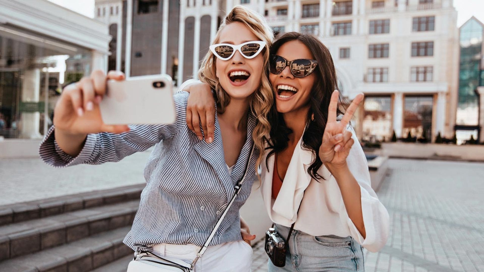 ¿Por qué tendemos a aparentar felicidad en las fotos que compartimos en redes sociales?