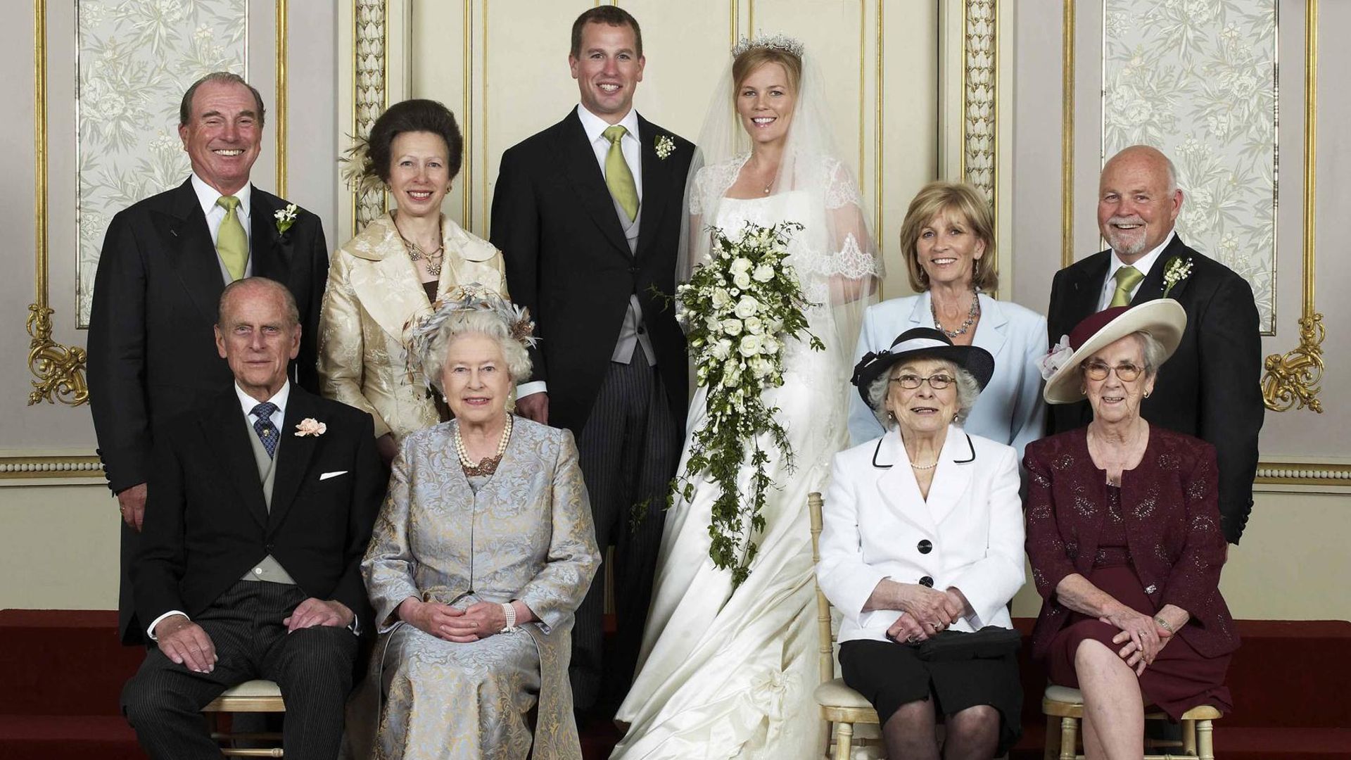 Así contó ¡HOLA! la boda de Peter Phillips, el primer nieto de Isabel II que pasó por el altar