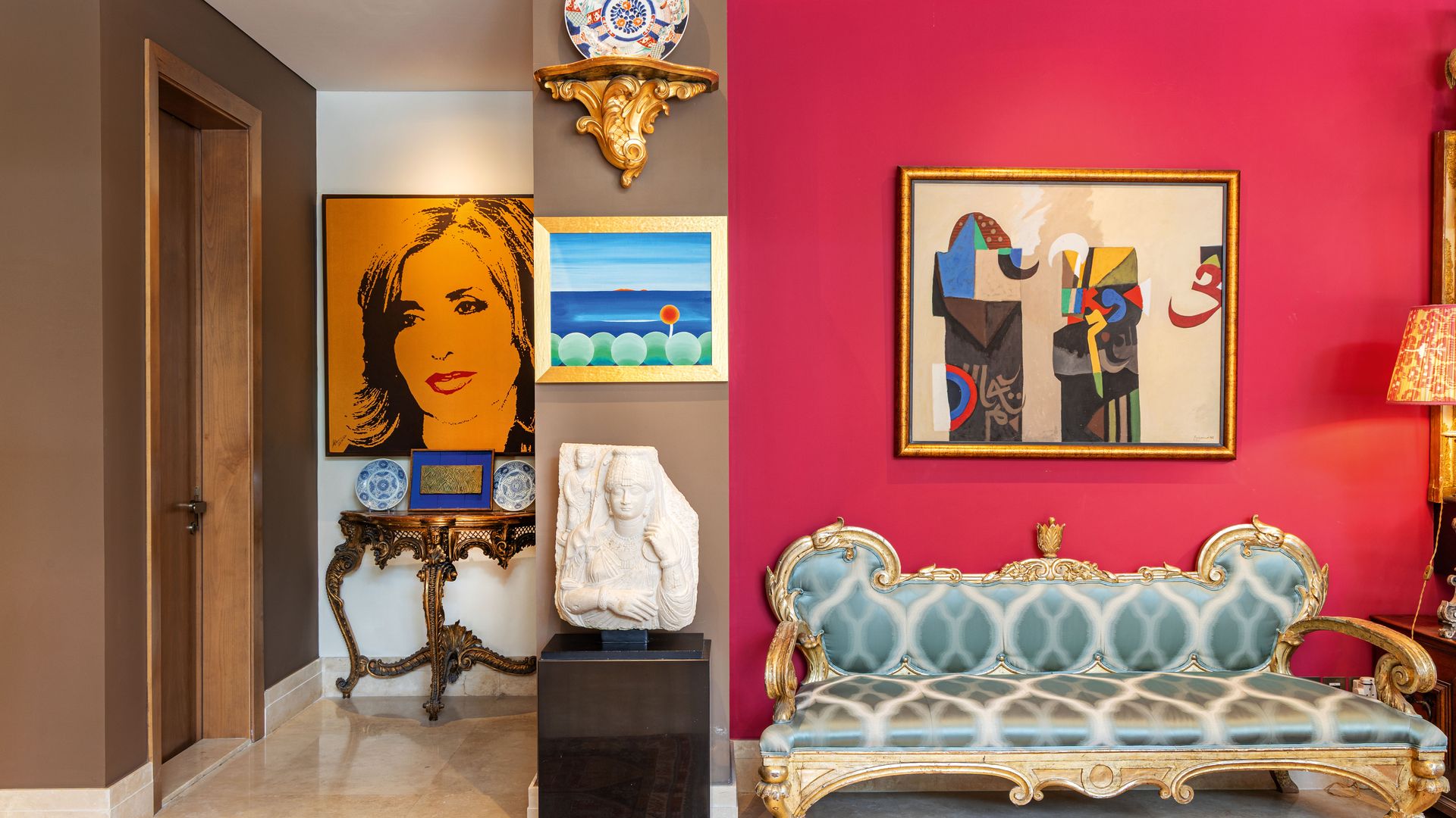  La obra "Seascape", del artista libanés Willy Aractingi (centro), y una obra del artista iraquí Dia al-Azzawi (derecha) cuelgan de las paredes, pintadas con colores llamativos