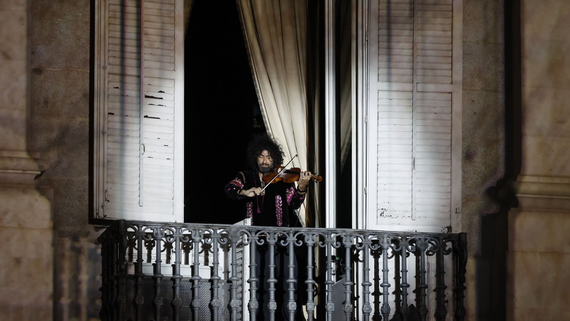 Ara Malikian actuando desde uno de los balones del Palacio Real en el décimo aniversario de la proclamación de Felipe V