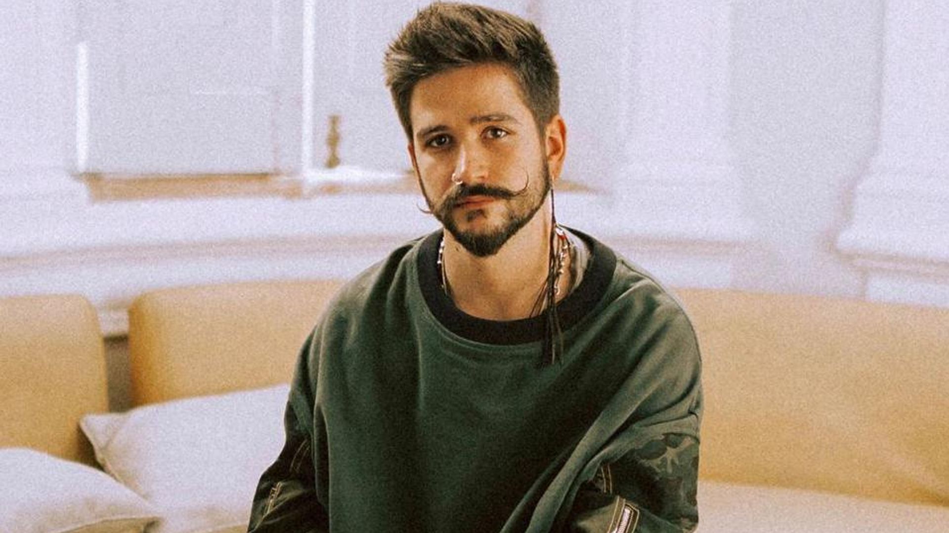 Camilo nos regala un mini concierto desde la casa de sus suegros y ‘sin pijamas’