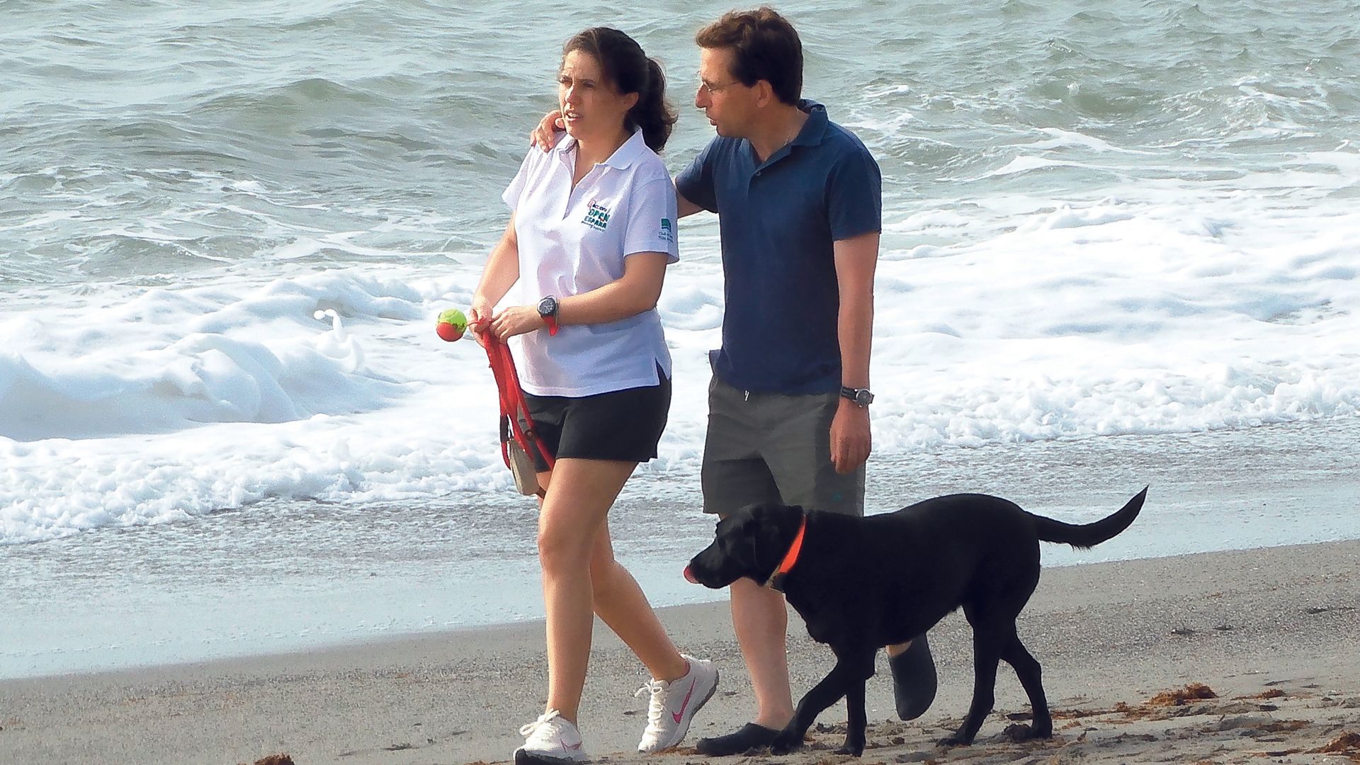 José Luis Martínez-Almeida y Teresa Urquijo, amor, escarpines y juegos con su perro: las fotos de sus vacaciones en Cádiz
