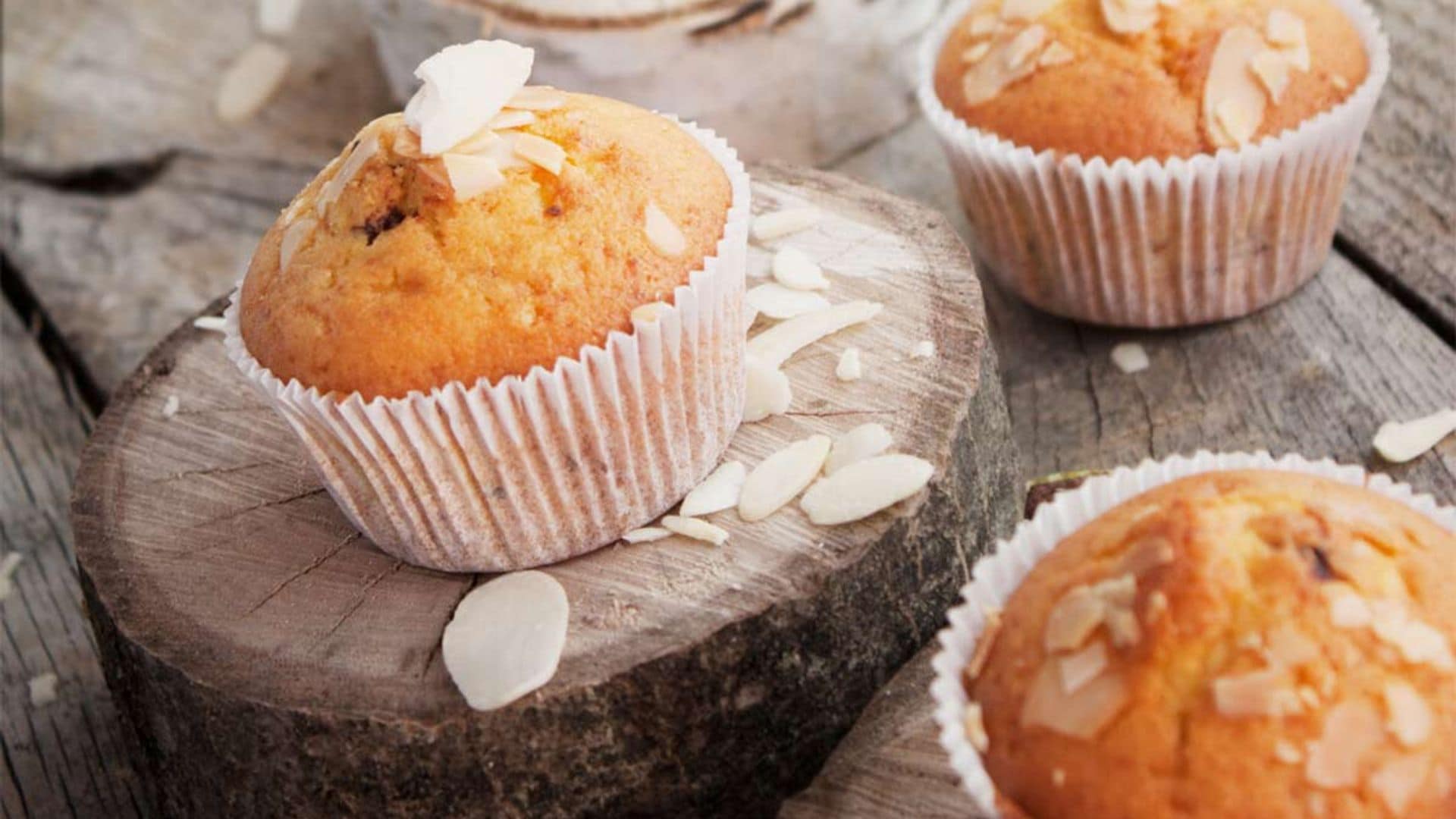 Magdalenas de nata con almendras