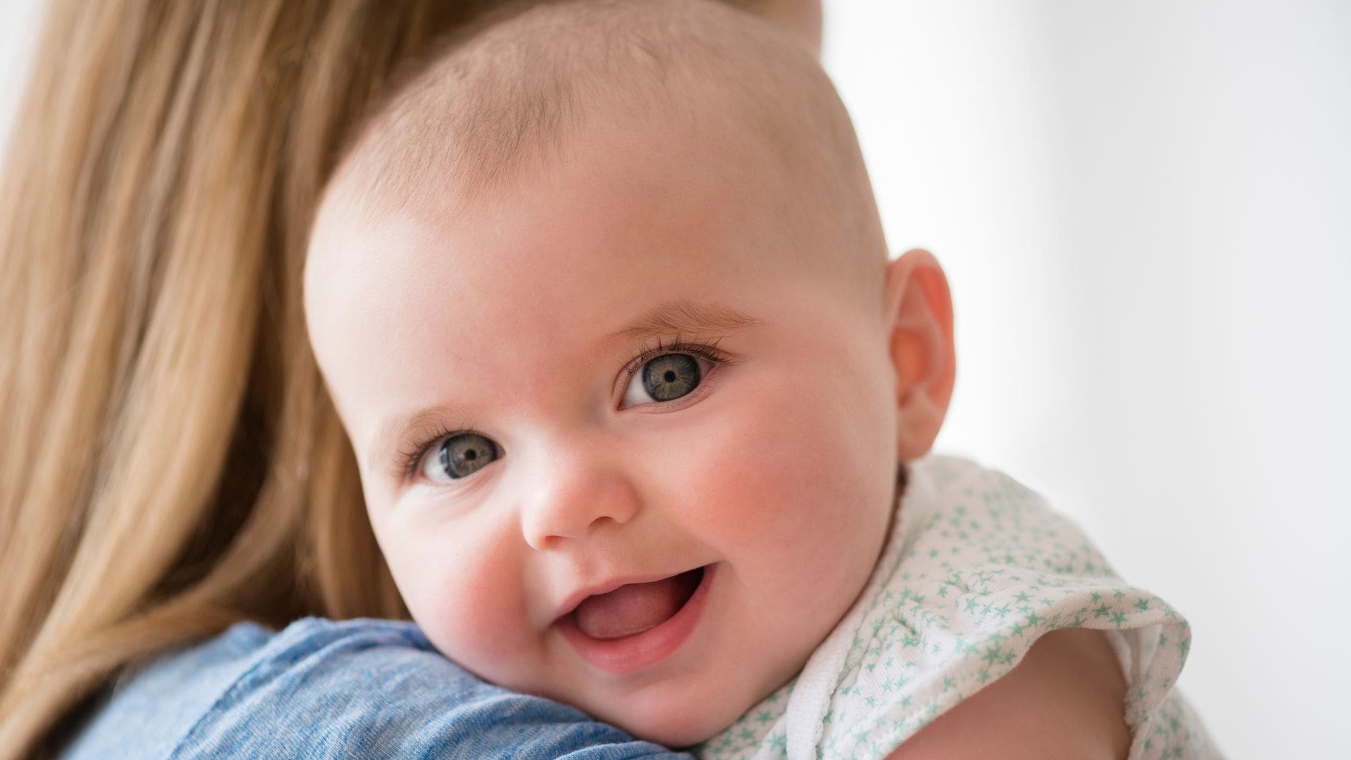 Bebé sonríe