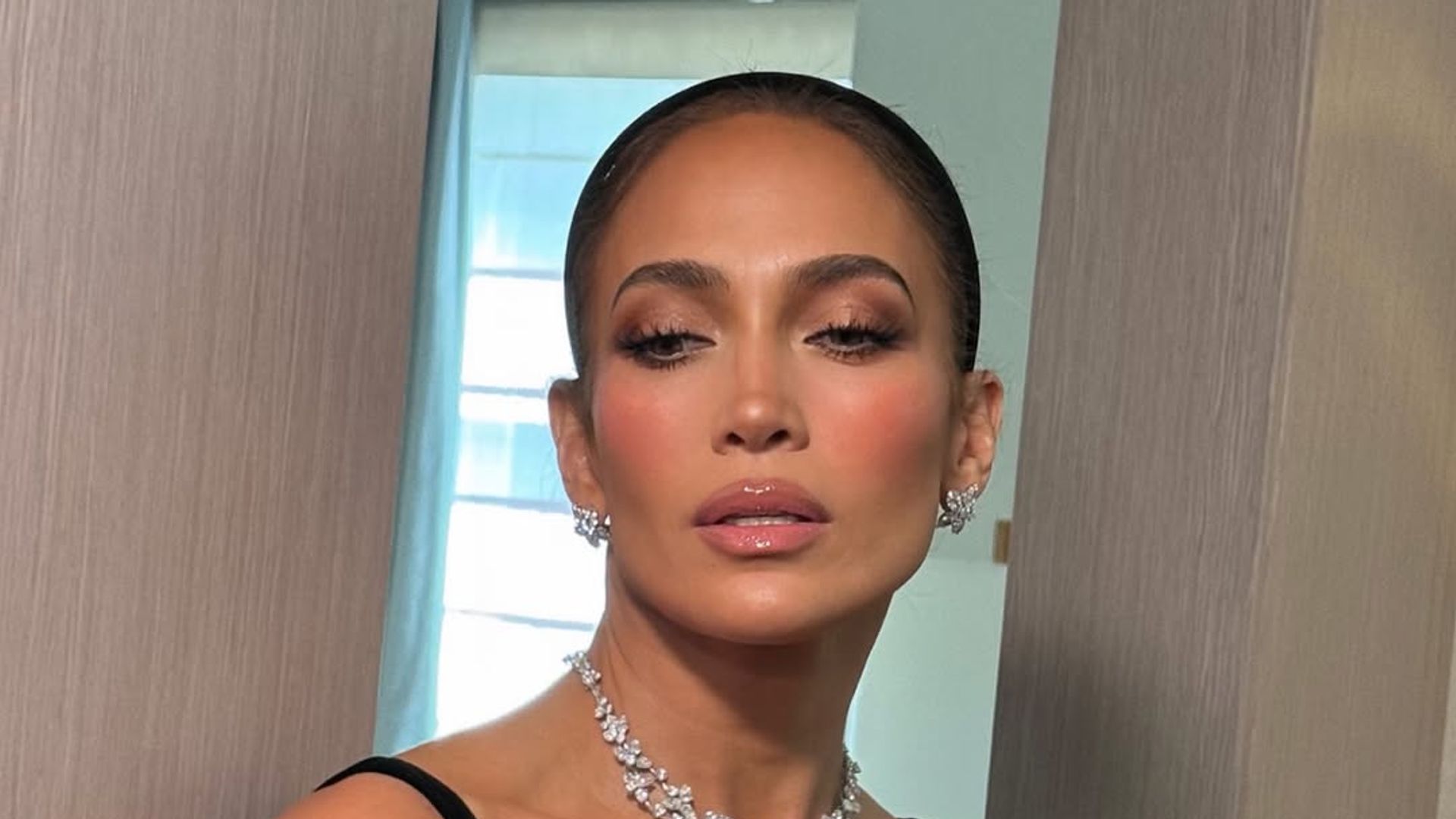Jennifer Lopez enciende las redes tras su aparición en el enlace de Taylor Swift y Travis Kelce
