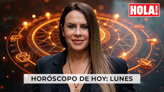 Carla Sofía Gascón en primer plano, de fondo, la rueda del zodiaco