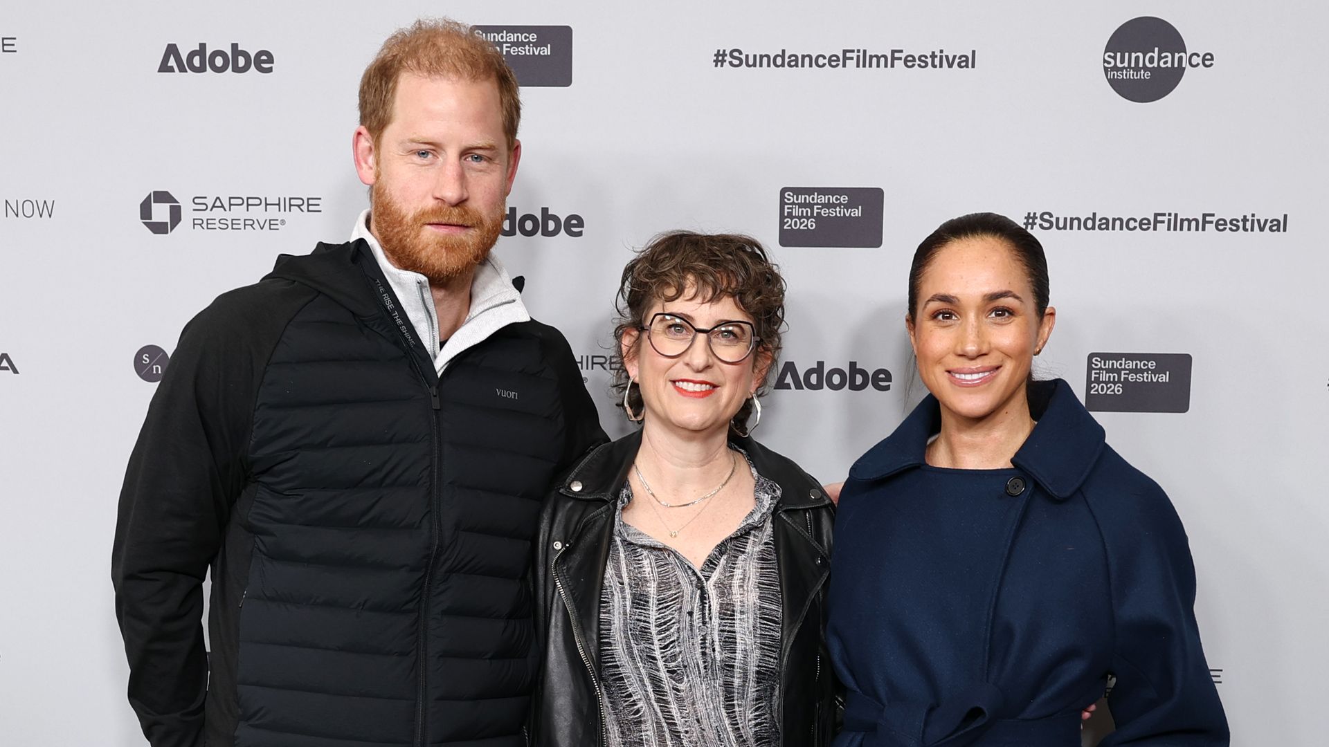 El príncipe Harry y Meghan Markle posaron junto Alysa Nahmias, direrectora del documental