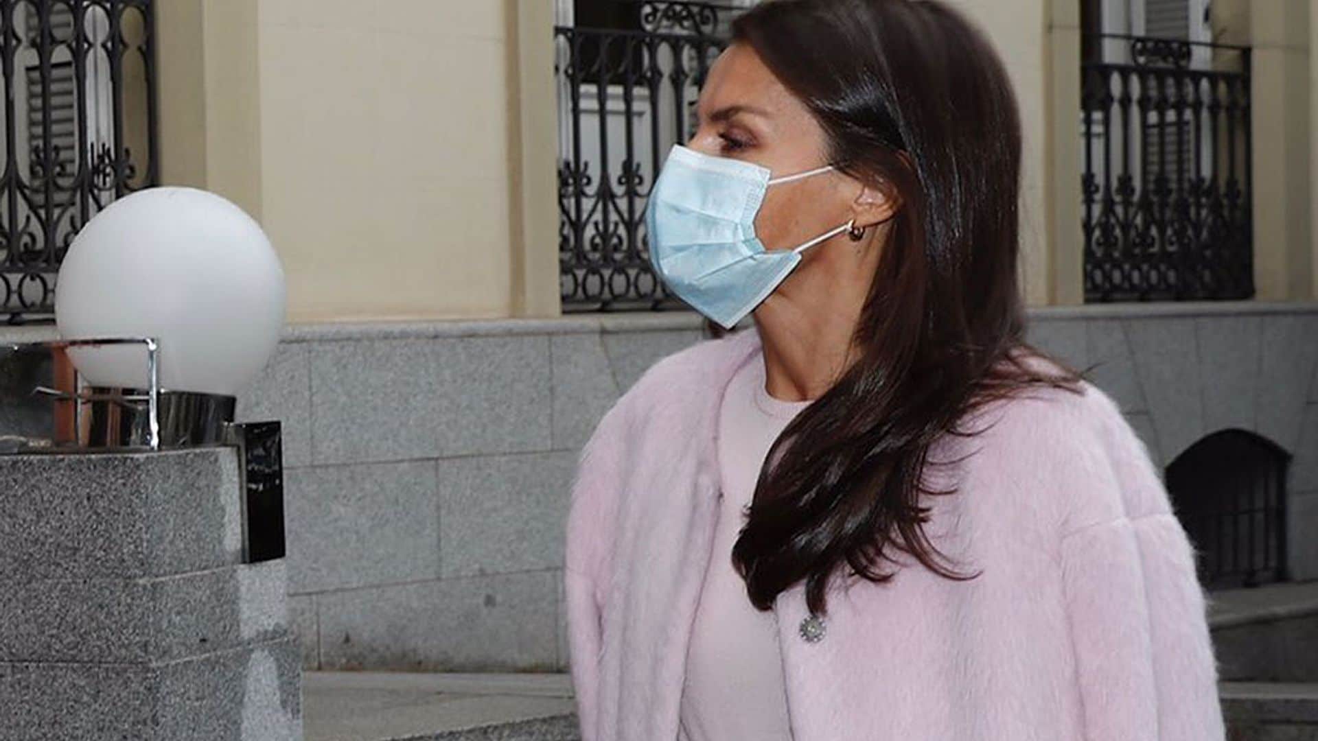 El acertado look de trabajo de doña Letizia: abrigo de pelo y falda plisada con truco