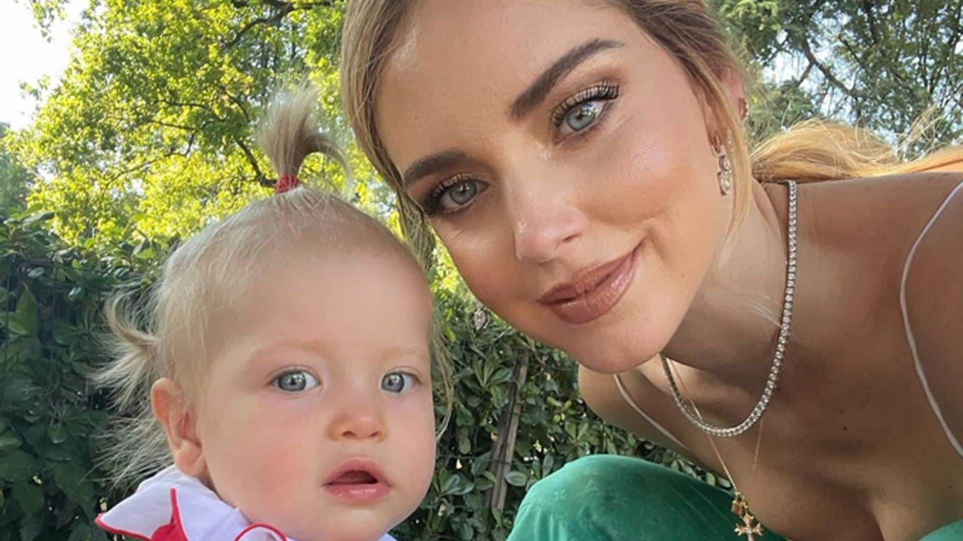 Chiara Ferragni presume orgullosa de los primeros pasos de su hija Vittoria, ¡qué monada!