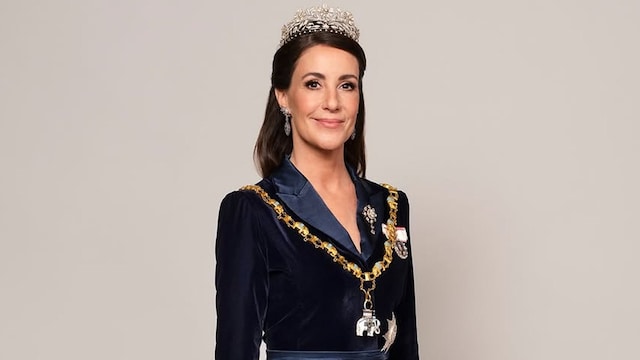 El retrato de Marie de Dinamarca con tiara y vestido de terciopelo
