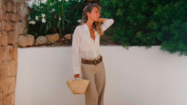 Lucía Bárcena con pantalones de lino de Massimo Dutti