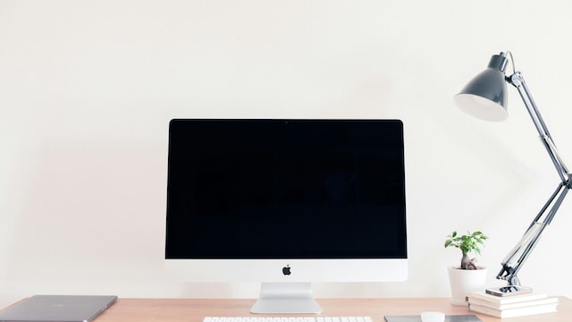 Un iMac de Apple en un escritorio